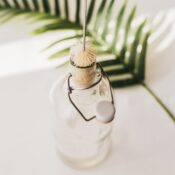 Flaskborstset i naturmaterial miljöbild - Bambaw