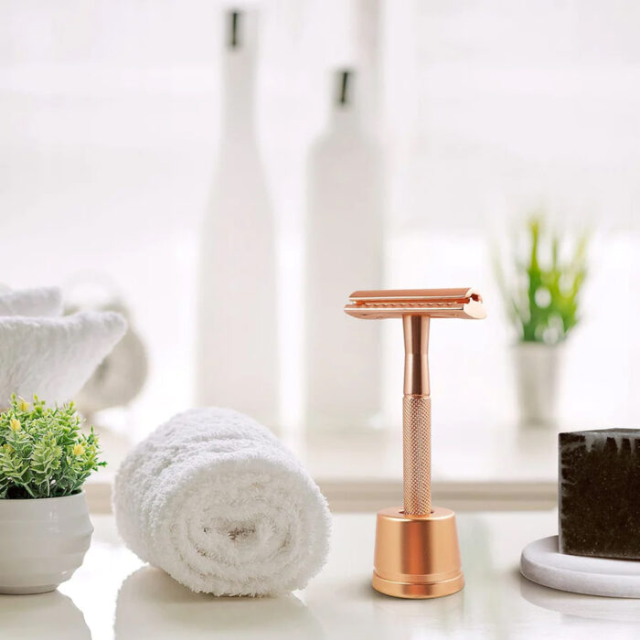 Säkerhetsrakhyvel med ställ, Roséguld miljöbild - Bambaw Säkerhetsrakhyvel med ställ, Roséguld miljöbild - Bambaw