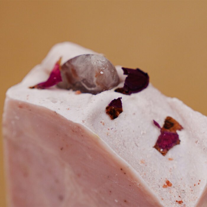 Självkärlek, Ekologisk tvål med lavendelkvarts närbild kvarts- Järna Tvåleri Självkärlek, Ekologisk tvål med lavendelkvarts närbild kvarts- Järna Tvåleri