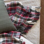 Pläd Hilda mörkröd:olivgrön 130×170 cm, återvunnet material 02– Wasa Ecotextil